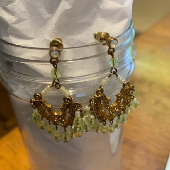 Gold tone Chandelier earrings green beading - Picture 5 of 6